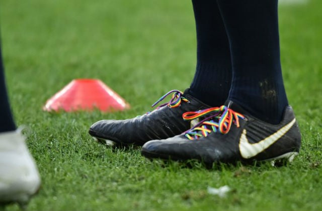 Italy’s rugby team don rainbow laces for Welsh legend