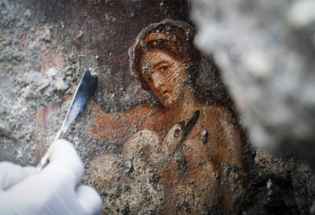 'Erotic' fresco of Leda and the Swan unearthed at Pompeii