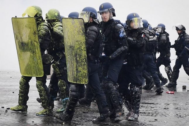Blue vests: Fatigued French police to launch their own protests and blockades