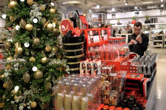 Solidarity: France hands €500 million of Christmas bonuses to country's poorest