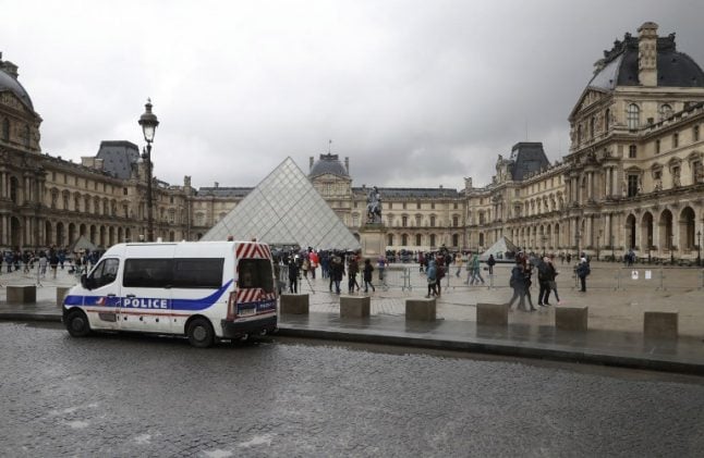Louvre and Eiffel Tower to close as Paris readies for 'significant violence'