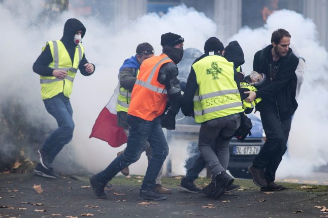 France's 'yellow vests' block borders ahead of Christmas
