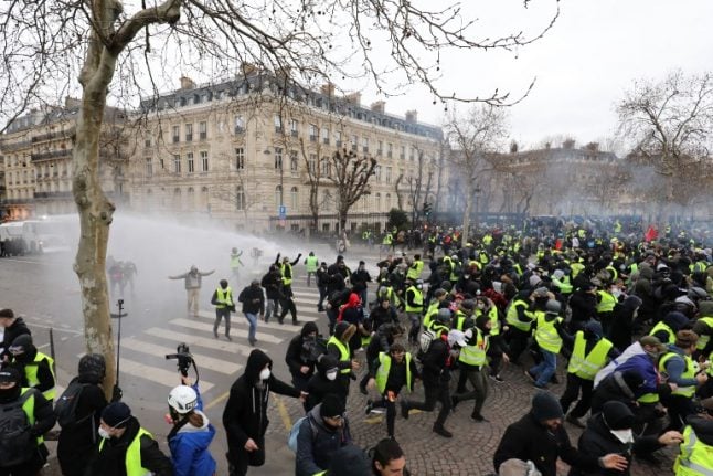 Number of 'yellow vest' protesters surges but violence down