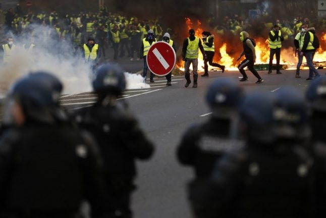 Yellow vests: France set to bring in controversial anti-rioting bill