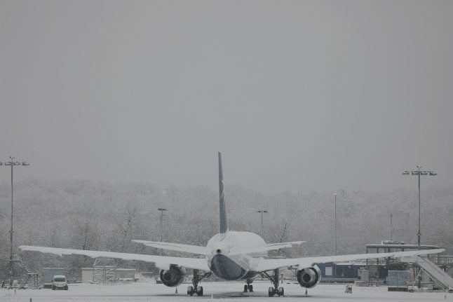Snow and ice cause travel chaos, grounding flights at Cologne's airport