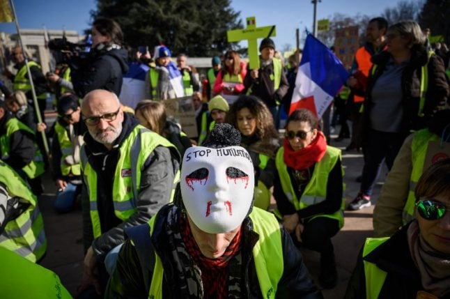 'Yellow vest' protesters stage peaceful demo in Geneva