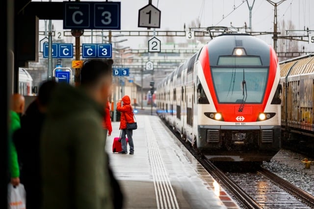 All holders of Swiss Half Fare travelcard to get 15 francs credit