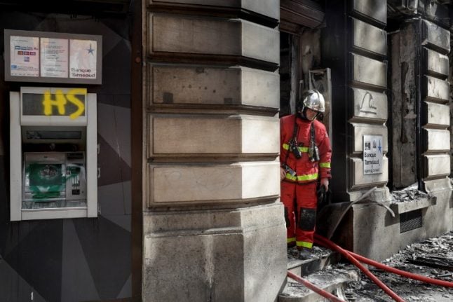 French banks call for end to 'yellow vest' violence