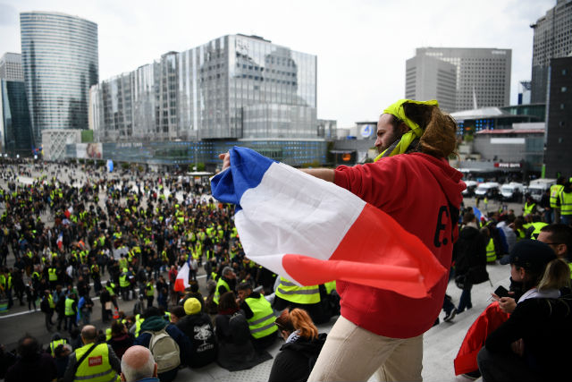 Yellow vests march again in France ahead of Great Debate results