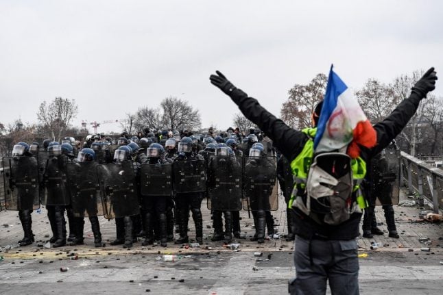 France told it cannot ban people from 'yellow vest' demonstrations