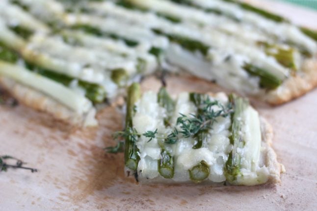 Spargelzeit recipe: Easy white and green asparagus tart