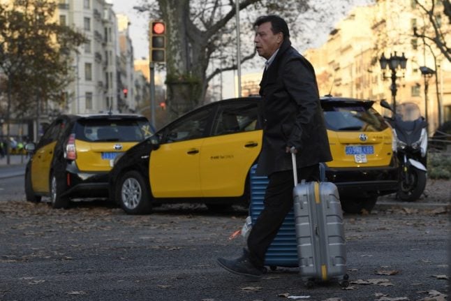 Barcelona taxi drivers prepare legal battle against Uber and Cabify