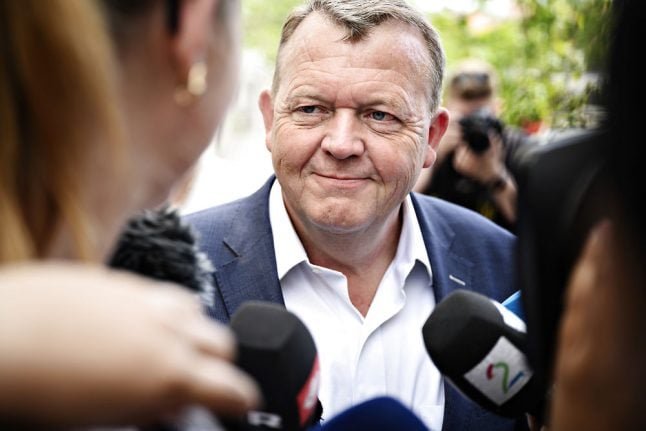 WATCH: Danish PM Rasmussen in close shave with falling roof tile