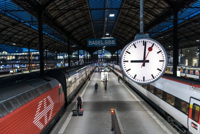 Swiss train stations start to go 'smoke free'