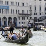 VIDEO: Venice’s gondoleering goddesses teach ancient art to the masses