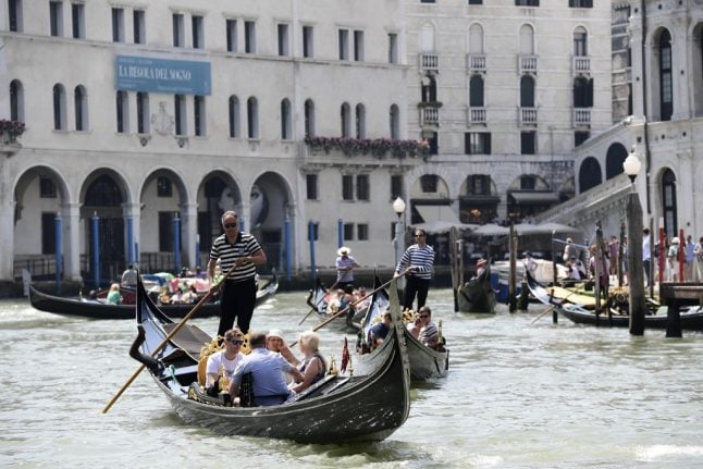 VIDEO: Venice's gondoleering goddesses teach ancient art to the masses