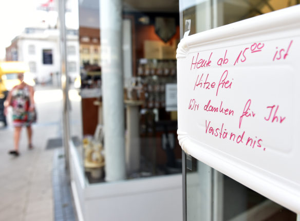 A sign at a shop in Geilenkirchen in 2019 says that it is closing due to the heat (hitzefrei).
