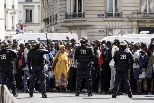 Hundreds of migrants 'occupy Pantheon in Paris'