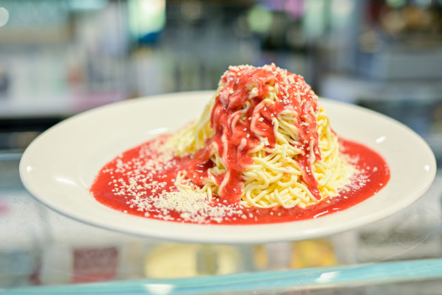 Spaghetti-Eis stands on the shelf of the ice cream counter at the 