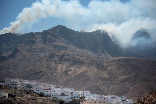 Residents return home as Gran Canaria blaze weakens