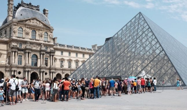 Paris's overcrowded Louvre to make reservations compulsory