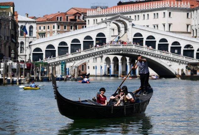 VIDEO: Tourist head-butts Venice gondolier ‘over a selfie’