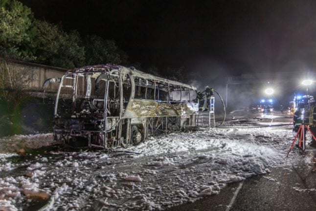Travel bus burns down on Autobahn near Karlsruhe