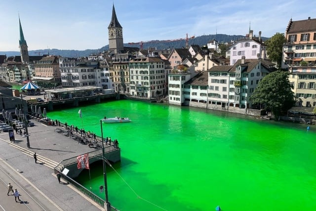 Climate protesters dye Zurich's Limmat River 'toxic green'
