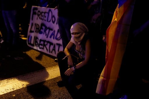Catalonia: Who are 'urban guerillas' behind the protests?
