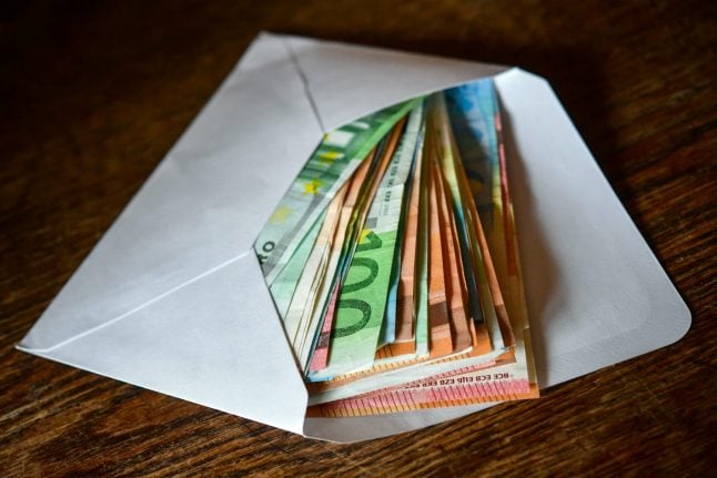 German pensioner loses €20k in cash after leaving it on car roof