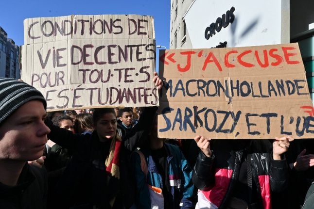 Why are French students smashing down the education ministry's gates?