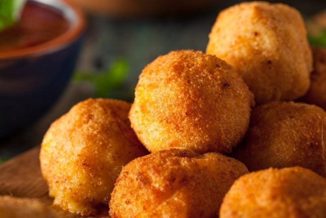 How to make fried ricotta cheese and courgette balls