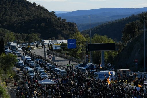 WATCH: French riot police clear Catalan protesters at highway blockade on border with Spain