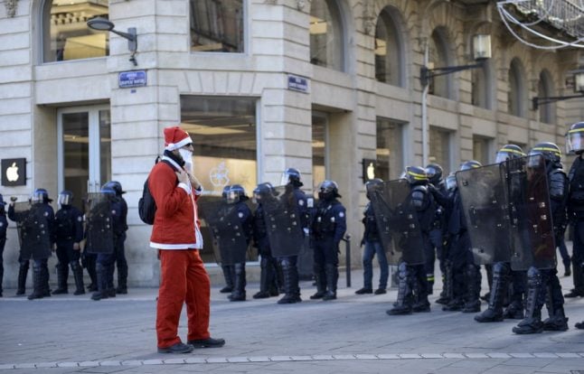 Could the French government ban strikes during the holidays?