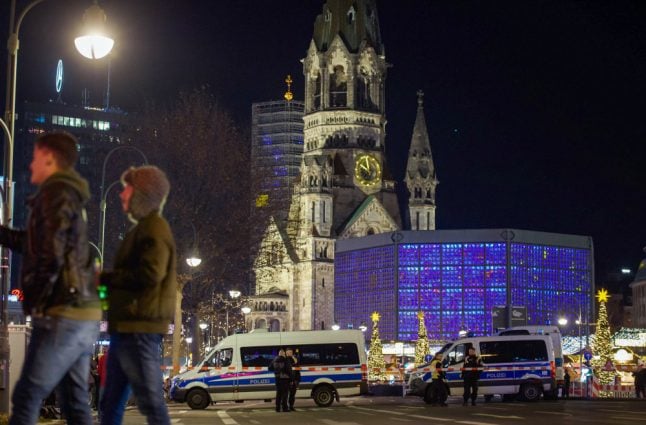 Police evacuate German Christmas market after security scare
