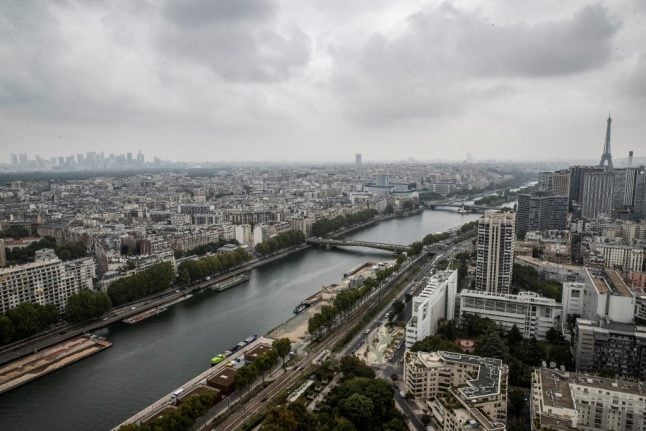 Police shoot knife-wielding man in Paris business district