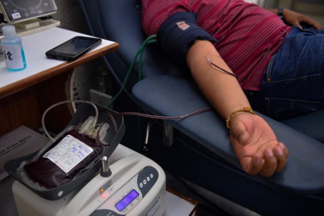 Can British nationals be blood donors in France?