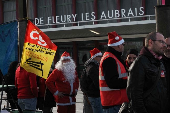 France: Christmas travel in disarray as strikes reach 20th consecutive day