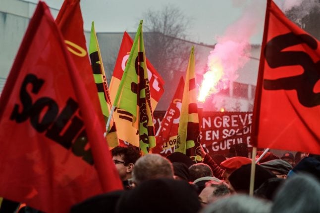 Strikes in France: Unions and ministers set for crunch talks as transport disruption continues