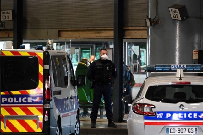 Coronavirus: Bus passengers from Italy blocked on arrival in France and Paris police station shut