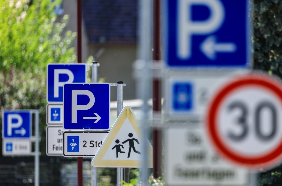 Several road signs indicate, among other things, that the maximum parking time in the town center is two hours.