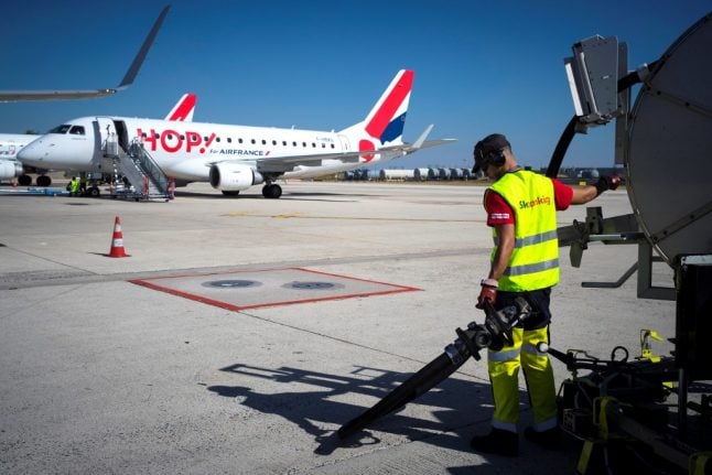 French pilots' union announces five weeks of strike days in salary dispute