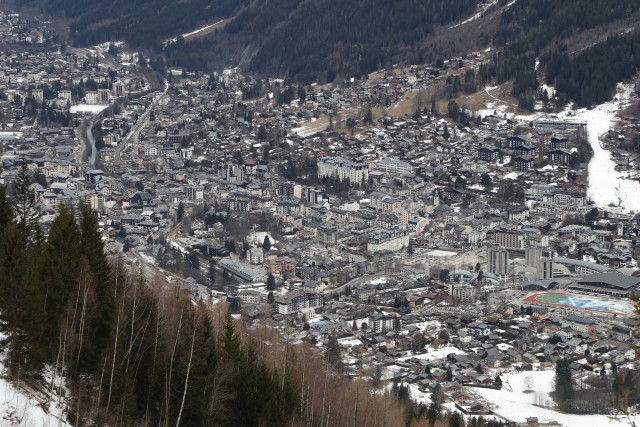 French government holds crisis talks over ski resorts with no snow