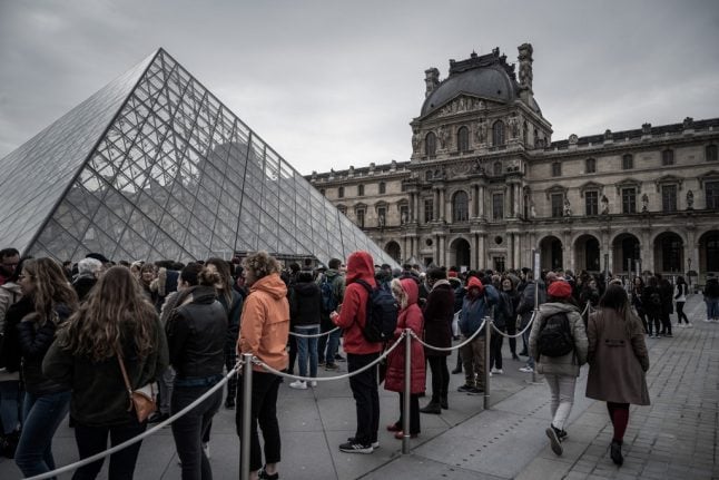 Coronavirus: Louvre museum in Paris reopens after staff walkout