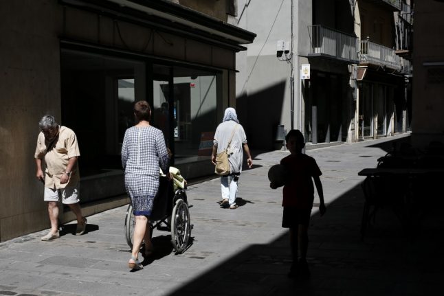 Coronavirus empties Spanish resorts of elderly tourists