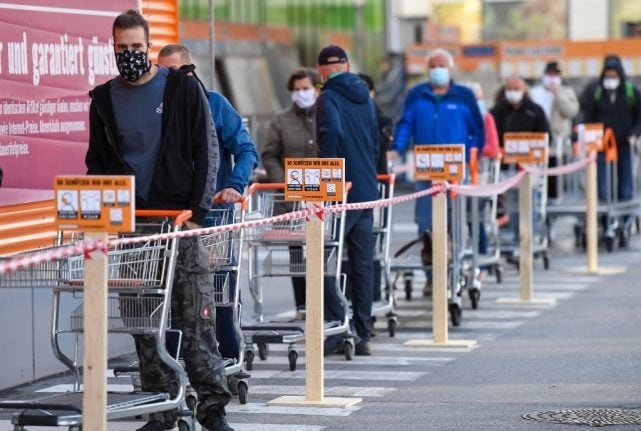 Shoppers in masks: Austrians get used to the ‘new normal’