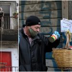 Coronavirus in Naples: Solidarity food baskets hang from balconies to help those in need
