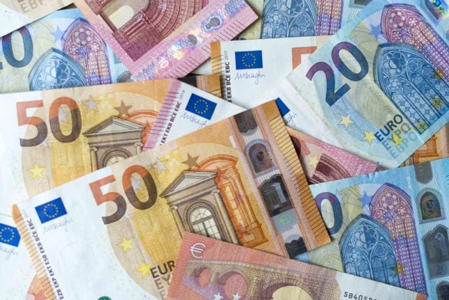 Family returns large sum of cash found in discarded sewing machine in Germany