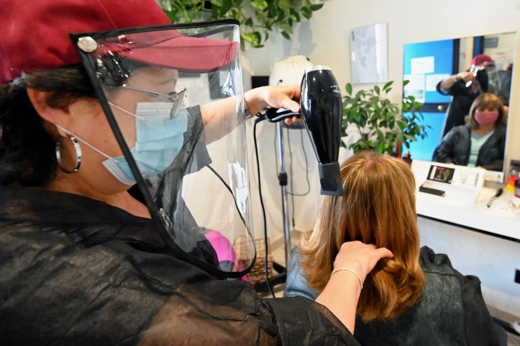 Понедельник парикмахерскую посетило 40 человек. Мужчина женский парикмахер. Самые маленькие графики. Понедельник парикмахерскую посетило 40 человек. Понедельник парикмахерскую посетило 40 человек.