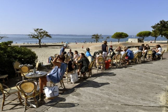Bars, cafés and restaurants in France 'could reopen in June' - but only in green zones